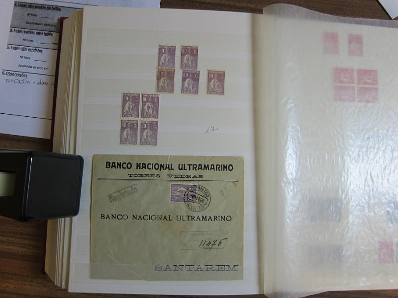 0007 (44).JPG -     Lote:    7      Ceres      Lotes Especiais       Descrição:         1924/26 &mdash; Ceres. Novas taxas e cores. Colecção em classificador, com selos novos e usados, simples e em múltiplos. Série em quadras, Variedades de clichés e erros. Inclui 7 provas e 37 exemplares, entre cartas e postais ilustrados, em todas as taxas, com excepção dos valores de 10E e 20E. 95% dos selos novos em excelente estado sem sinal de charneira. Todas as cartas de grande qualidade e em bom estado de conservação. Acompanham muitos desenhos de autoria de Eduardo Silva. Valor de catálogo dos selos novos de &euro; 32.000,00.        Lote       Valor Base:     &euro; 8.000,00     Valor Venda:     &euro; 8.000,00     